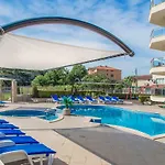семеен адена Hotel