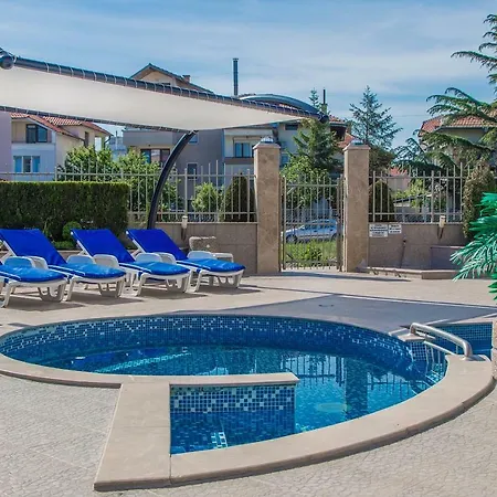 семеен адена Hotel Czernomorec