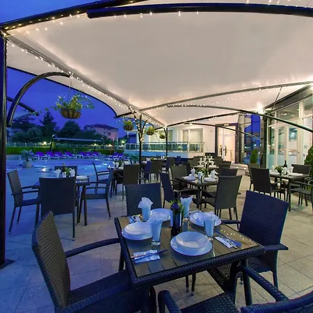 Szálloda семеен адена 3*