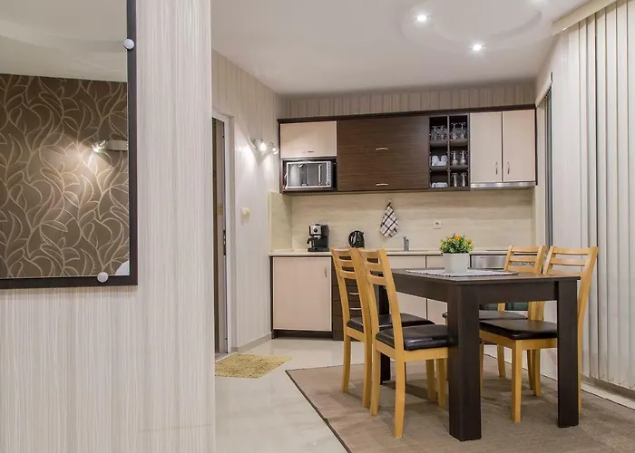 семеен адена Хотел 3*